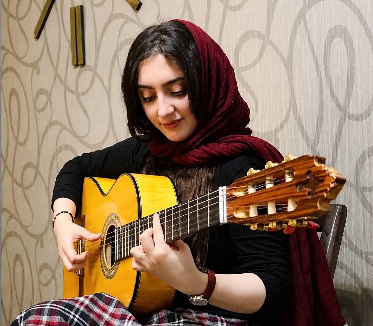 نسترن جلیلیان پشت گیتار